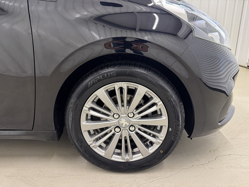 Peugeot 208 1.2 PureTech Signature Hatchback 5dr Petrol Manual Euro 6 (s/s) (82 ps) - U119717
