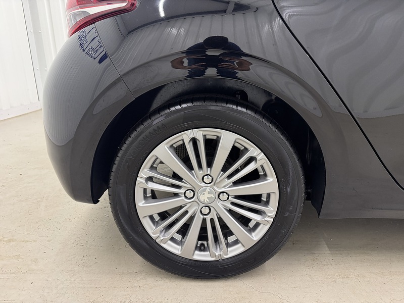 Peugeot 208 1.2 PureTech Signature Hatchback 5dr Petrol Manual Euro 6 (s/s) (82 ps) - U119717