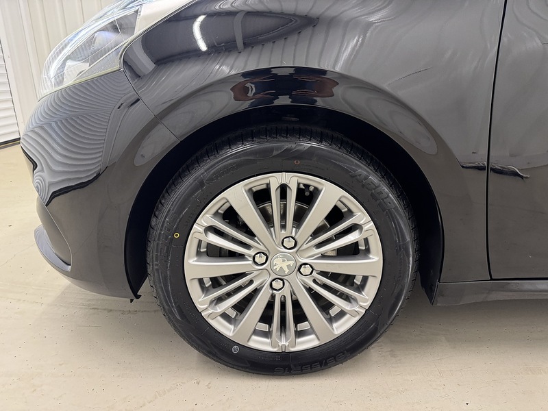 Peugeot 208 1.2 PureTech Signature Hatchback 5dr Petrol Manual Euro 6 (s/s) (82 ps) - U119717
