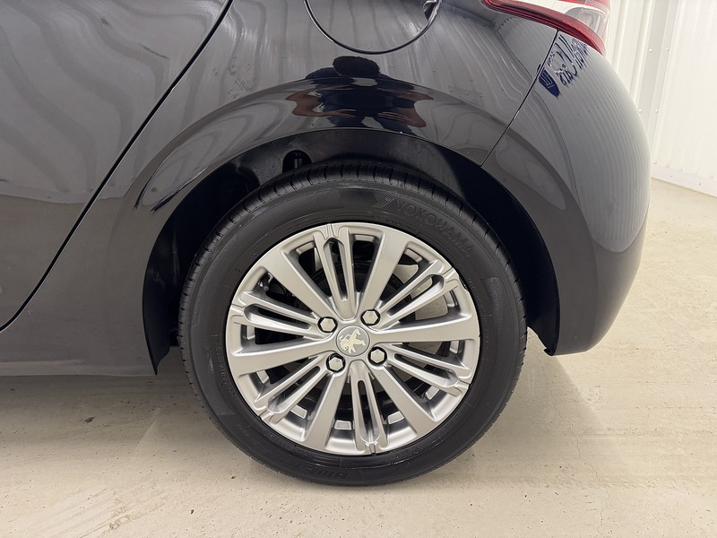 Peugeot 208 1.2 PureTech Signature Hatchback 5dr Petrol Manual Euro 6 (s/s) (82 ps) - U119717