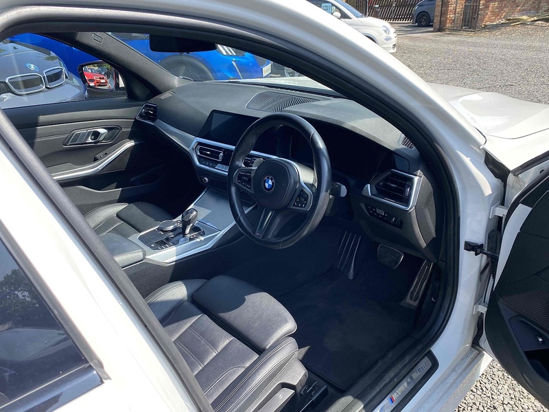 BMW 3 Series 330e M Sport - U3742