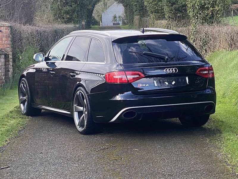 Audi RS4 Avant FSI V8 - U4118