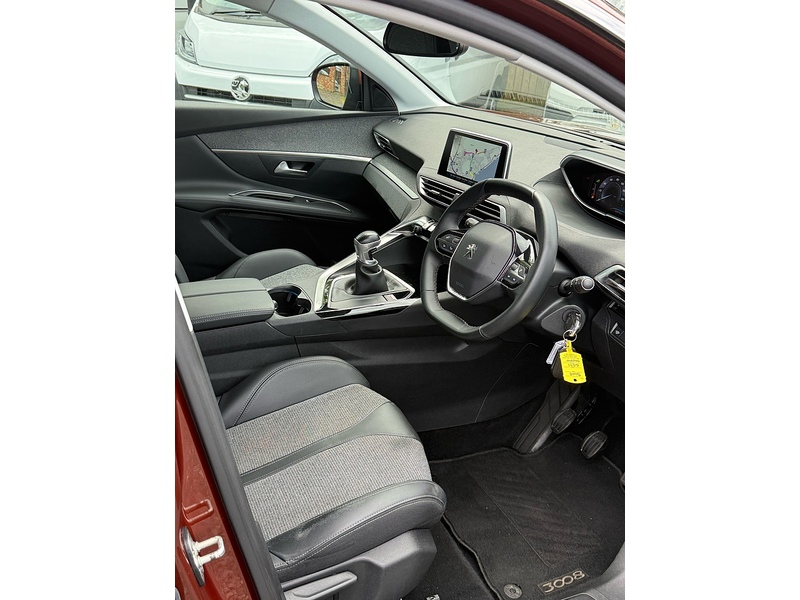 Peugeot 3008 PureTech Allure - U4226