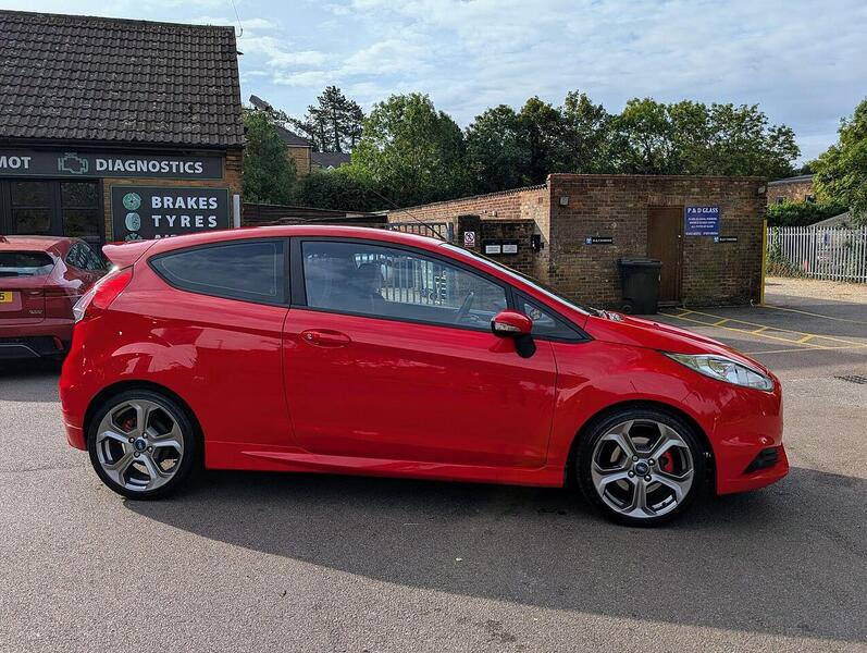 Ford 1.6T EcoBoost ST-1 Hatchback 3dr Petrol Manual Euro 5 (182 ps)
