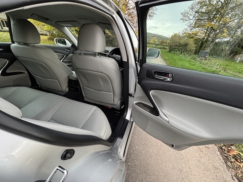 2.5 250 SE Saloon 4dr Petrol Automatic (214 g/km, 204 bhp)