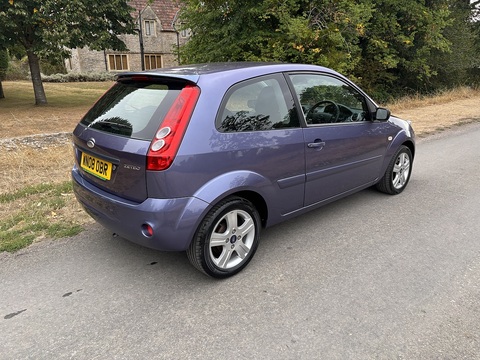 1.25 Zetec Climate Hatchback 3dr Petrol Manual (142 g/km, 74 bhp)