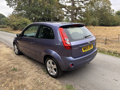 1.25 Zetec Climate Hatchback 3dr Petrol Manual (142 g/km, 74 bhp)