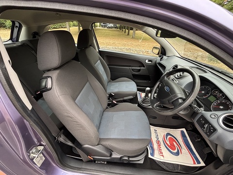 1.25 Zetec Climate Hatchback 3dr Petrol Manual (142 g/km, 74 bhp)