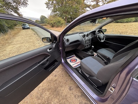 1.25 Zetec Climate Hatchback 3dr Petrol Manual (142 g/km, 74 bhp)