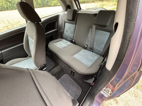 1.25 Zetec Climate Hatchback 3dr Petrol Manual (142 g/km, 74 bhp)