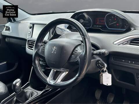 Peugeot 2008 PureTech Allure - U10011
