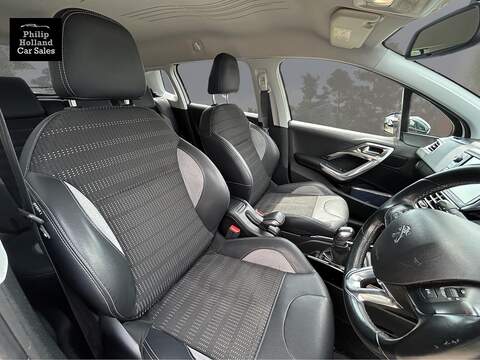 Peugeot 2008 PureTech Allure - U10011