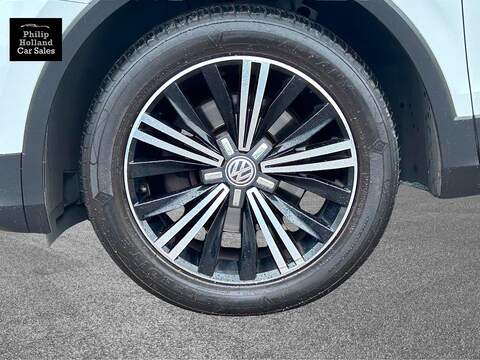 Volkswagen Tiguan TDI BlueMotion Tech SE - U10058