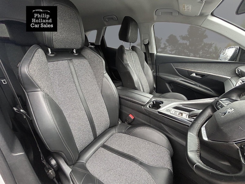 Peugeot 3008 PureTech Allure - U9831