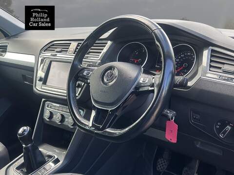 Volkswagen Tiguan TDI BlueMotion Tech SE Navigation - U9864