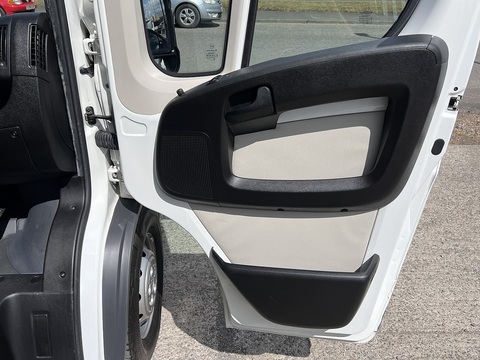 2.0 BlueHDi 35 Heavy L4 Box Body 2.0 2dr Chassis Cab Manual Diesel