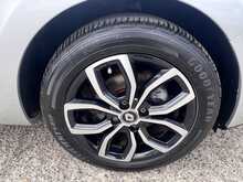 Renault Clio 1.5 dCi [90] Play 5-Door Hatchback Euro 6 Diesel Manual