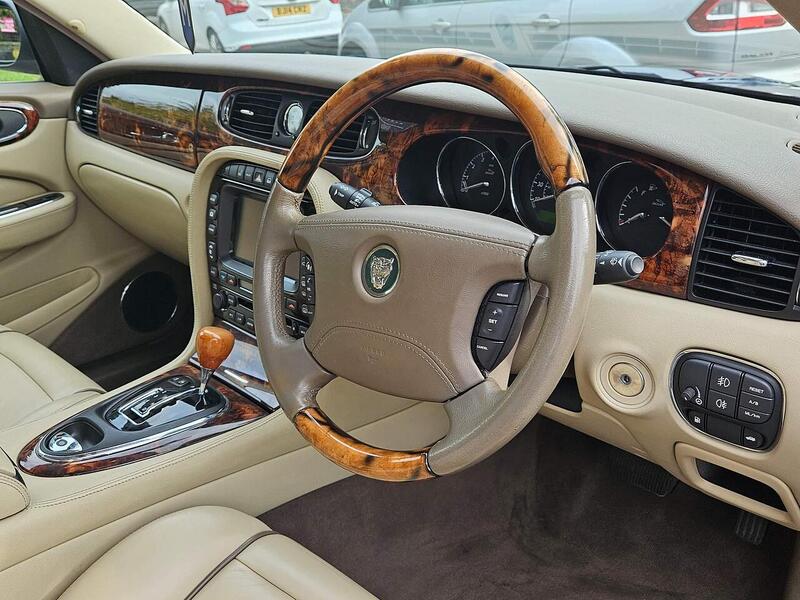 Jaguar 4.2 XJ8 Sovereign LWB Saloon 4dr Saloon Automatic Petrol