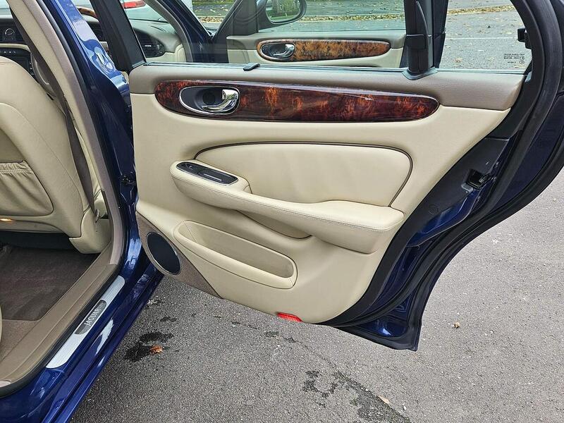 Jaguar 4.2 XJ8 Sovereign LWB Saloon 4dr Saloon Automatic Petrol