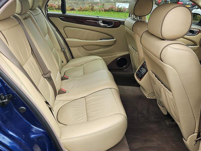 Jaguar 4.2 XJ8 Sovereign LWB Saloon 4dr Saloon Automatic Petrol