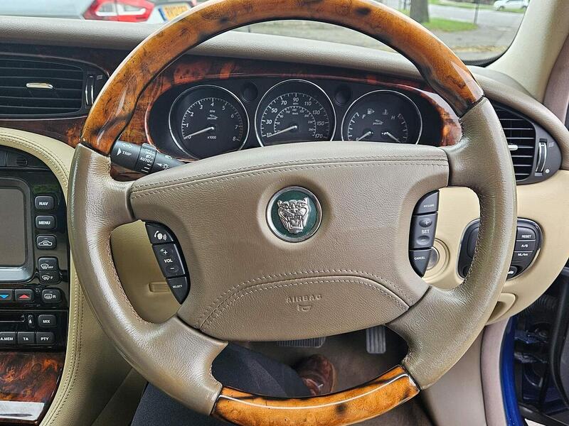 Jaguar 4.2 XJ8 Sovereign LWB Saloon 4dr Saloon Automatic Petrol