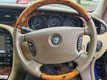 Jaguar XJ 4.2 XJ8 Sovereign LWB Saloon 4dr 