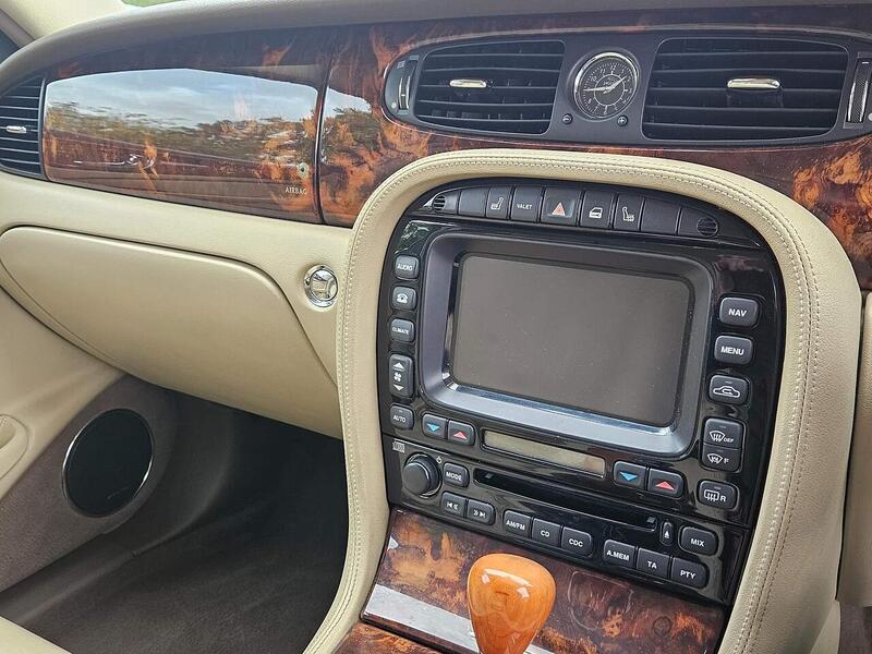 Jaguar 4.2 XJ8 Sovereign LWB Saloon 4dr Saloon Automatic Petrol