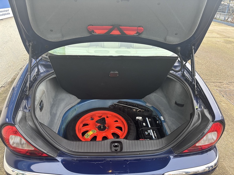 Jaguar 4.2 XJ8 Sovereign LWB Saloon 4dr Saloon Automatic Petrol