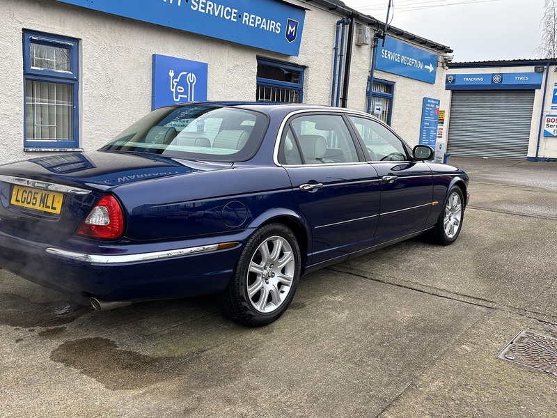 Jaguar 4.2 XJ8 Sovereign LWB Saloon 4dr Saloon Automatic Petrol