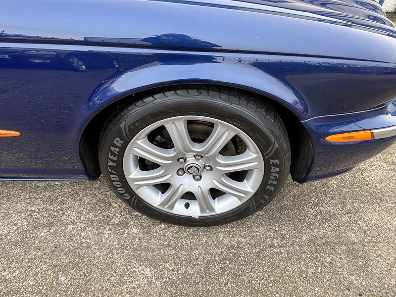 Jaguar 4.2 XJ8 Sovereign LWB Saloon 4dr Saloon Automatic Petrol