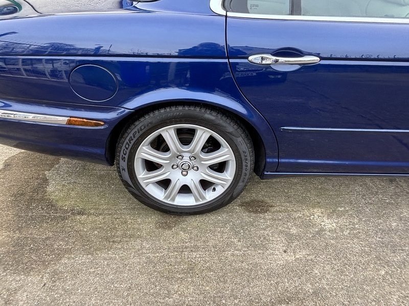 Jaguar 4.2 XJ8 Sovereign LWB Saloon 4dr Saloon Automatic Petrol