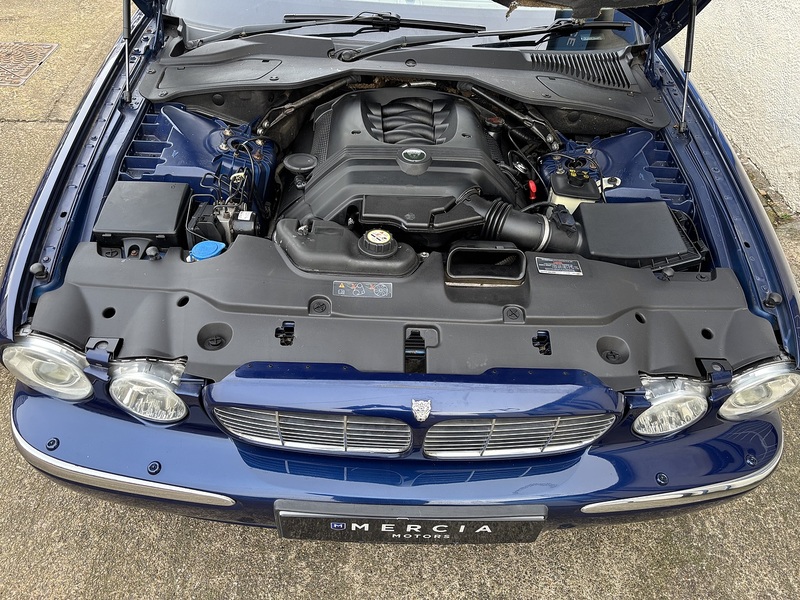 Jaguar 4.2 XJ8 Sovereign LWB Saloon 4dr Saloon Automatic Petrol