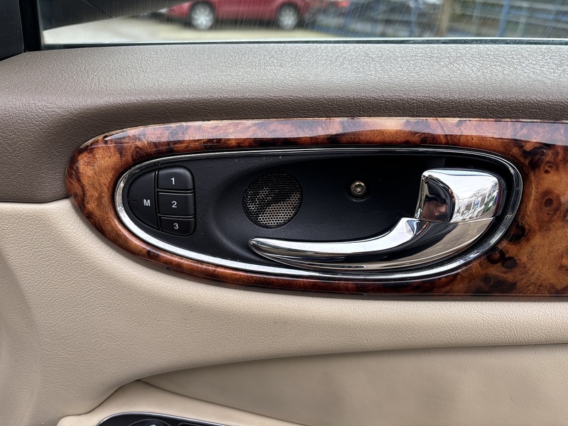 Jaguar 4.2 XJ8 Sovereign LWB Saloon 4dr Saloon Automatic Petrol