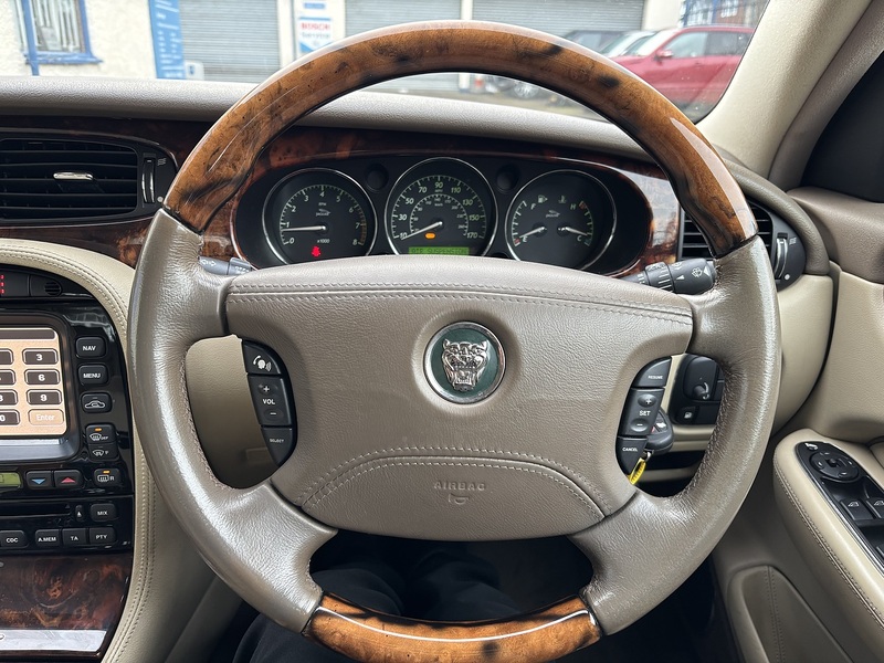 Jaguar 4.2 XJ8 Sovereign LWB Saloon 4dr Saloon Automatic Petrol