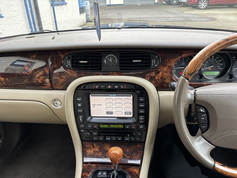 Jaguar 4.2 XJ8 Sovereign LWB Saloon 4dr Saloon Automatic Petrol