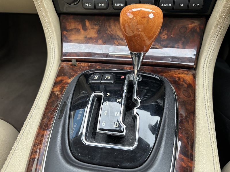 Jaguar 4.2 XJ8 Sovereign LWB Saloon 4dr Saloon Automatic Petrol