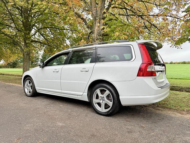 Volvo V70 3.2 SE Lux Estate 5dr Petrol Geartronic Euro 4 (238 ps) - U1968
