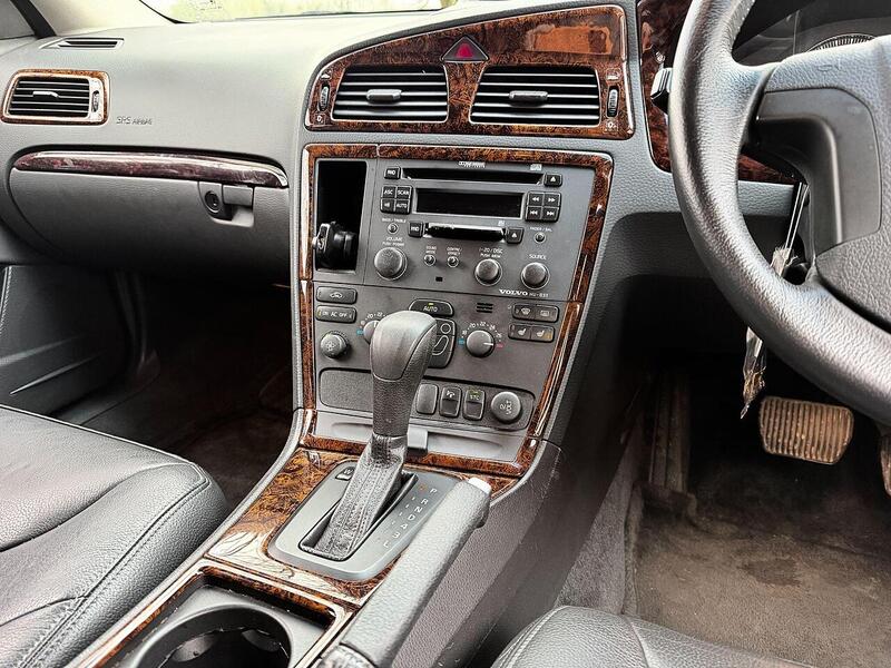 Volvo V70 2.4 SE Estate 5dr Petrol Automatic (231 g/km, 170 bhp) - U2020