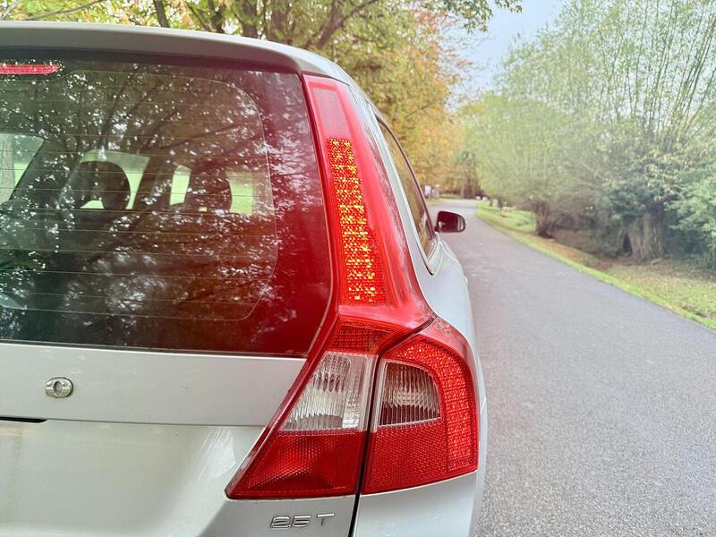 Volvo V70 Se Lux 2.5 5dr Estate Automatic Petrol - U2025