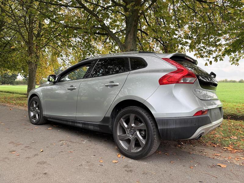 Volvo V40 Cross Country 2.0 T5 Lux Nav Hatchback 5dr Petrol Geartronic AWD Euro 6 (s/s) (245 ps) - U2068