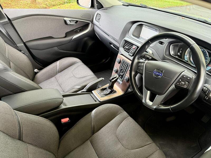 Volvo V40 Cross Country 2.0 T5 Lux Nav Hatchback 5dr Petrol Geartronic AWD Euro 6 (s/s) (245 ps) - U2068
