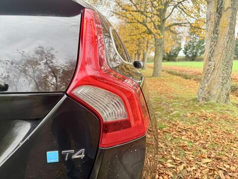 Volvo V60 T4 Se Lux Estate 1.6 Automatic Petrol - U2073