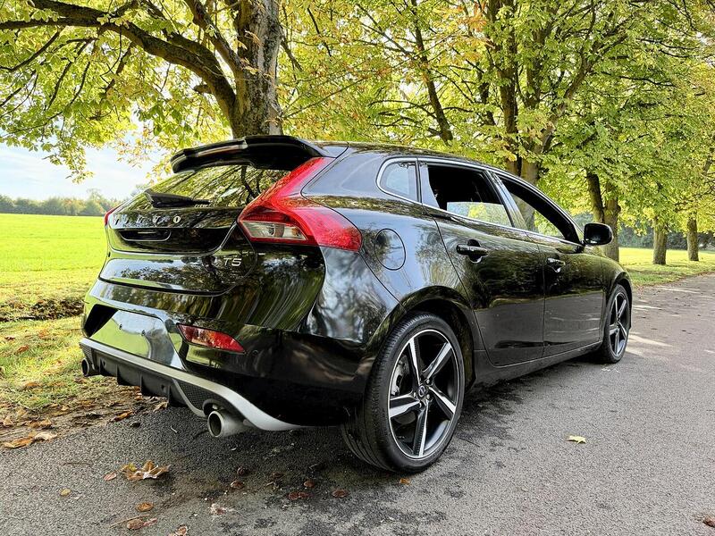 Volvo V40 2.0 T5 R-Design Nav Hatchback 5dr Petrol Auto Euro 6 (s/s) (245 ps) - U2075