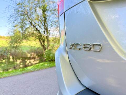 Volvo XC60 2.4 D3 R-Design SUV 5dr Diesel Geartronic AWD Euro 5 (163 ps) - U2109