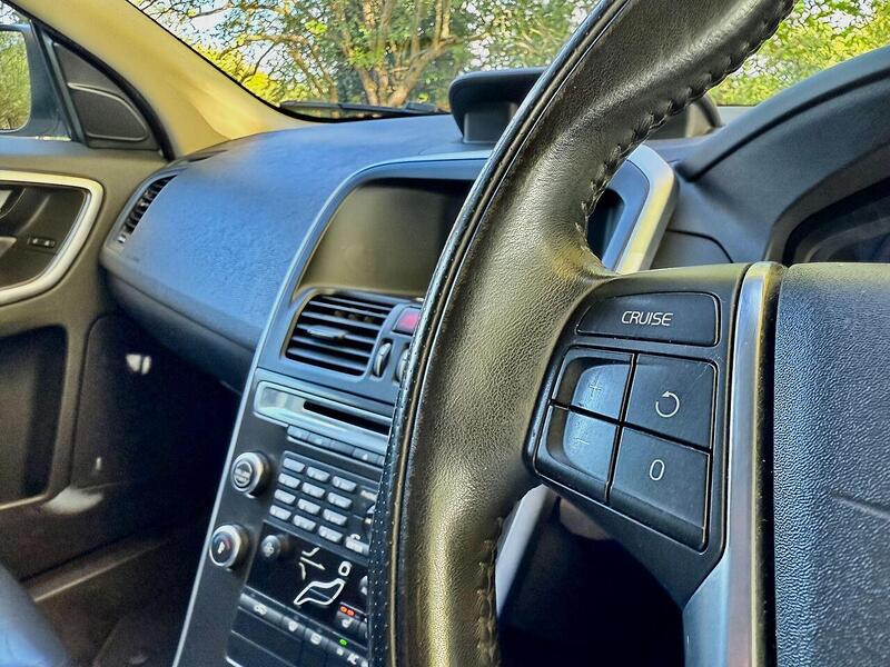 Volvo XC60 2.4 D3 R-Design SUV 5dr Diesel Geartronic AWD Euro 5 (163 ps) - U2109