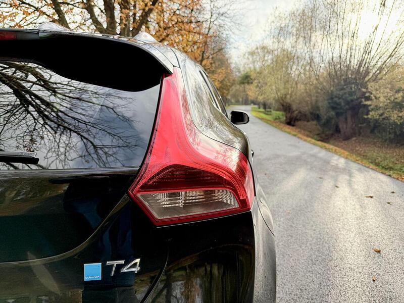 Volvo V40 1.6 T4 R-Design Lux Nav Hatchback 5dr Petrol Powershift Euro 5 (s/s) (180 ps) - U2130
