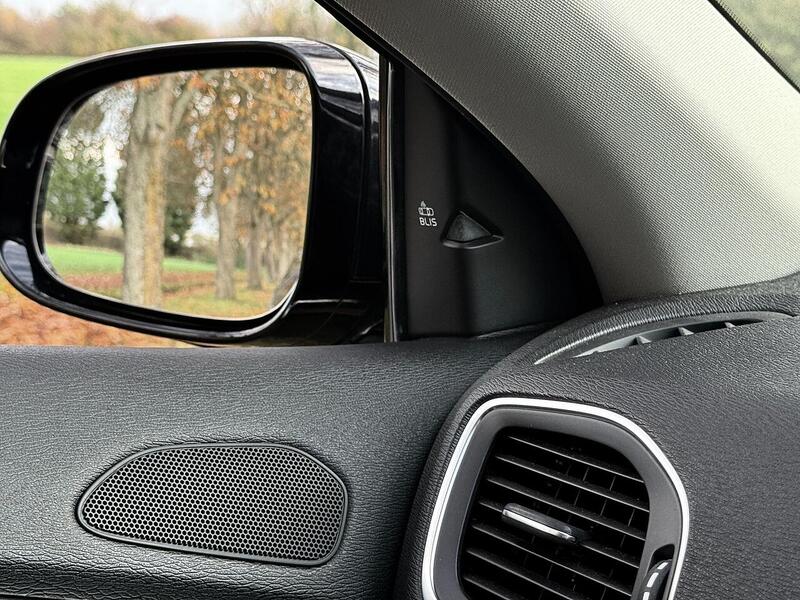 Volvo V40 1.6 T4 R-Design Lux Nav Hatchback 5dr Petrol Powershift Euro 5 (s/s) (180 ps) - U2130
