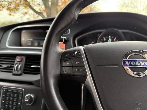 Volvo V40 1.6 T4 R-Design Lux Nav Hatchback 5dr Petrol Powershift Euro 5 (s/s) (180 ps) - U2130