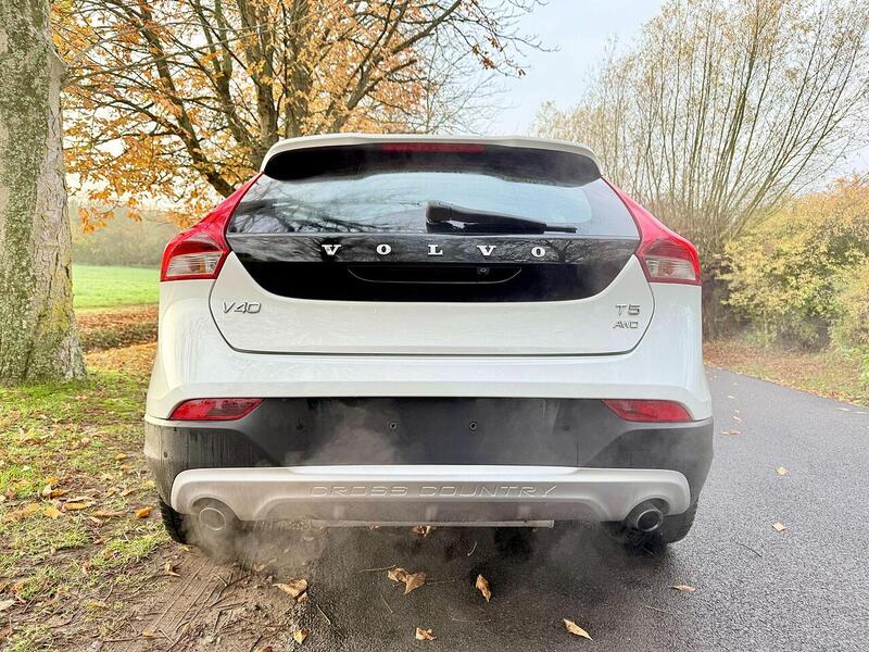 Volvo V40 Cross Country 2.0 T5 Lux Nav Hatchback 5dr Petrol Auto AWD Euro 6 (s/s) (245 ps) - U2131