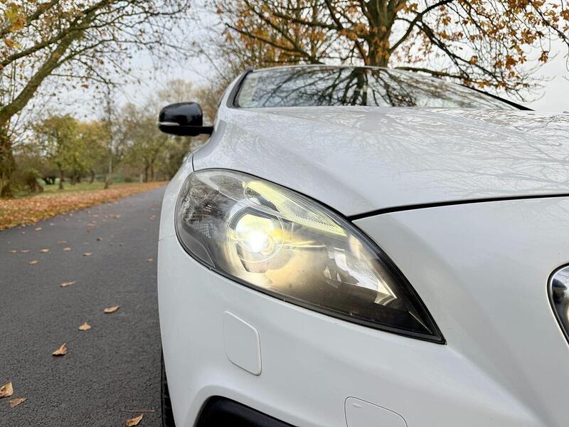 Volvo V40 Cross Country 2.0 T5 Lux Nav Hatchback 5dr Petrol Auto AWD Euro 6 (s/s) (245 ps) - U2131